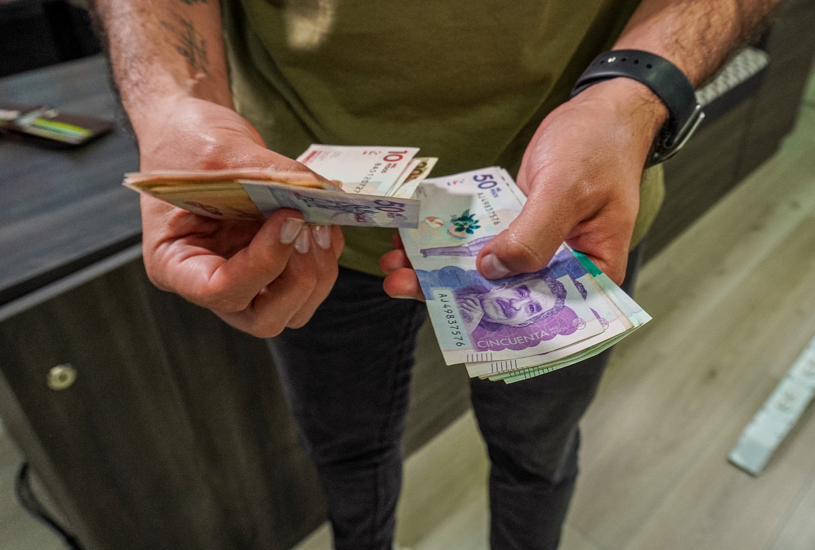 Foto de dinero, en nota de por qué dinero efectivo y tarjetas de crédito y débito dejan peligro en Colombia
