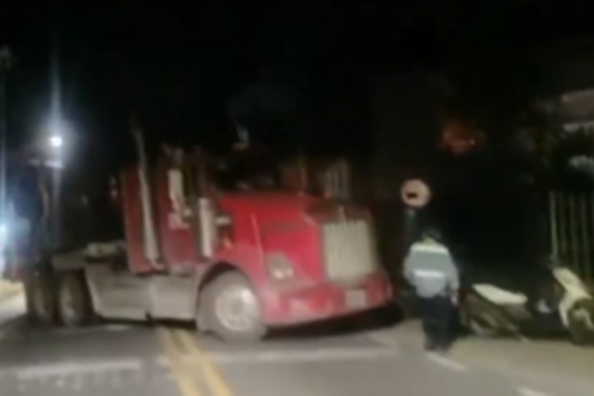   Caos en la vía a La Mesa: bloqueos completan casi un día por parte de comerciantes y conductores. Transportadores atravesaron vehículos. 