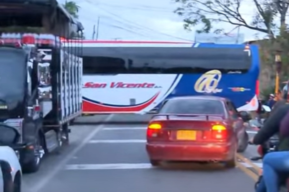 Continúan bloqueos en la vía Bogotá-La Mesa: no hay paso, pese a que alcaldesa dice que hay avances en las quejas que exponen comerciantes. 