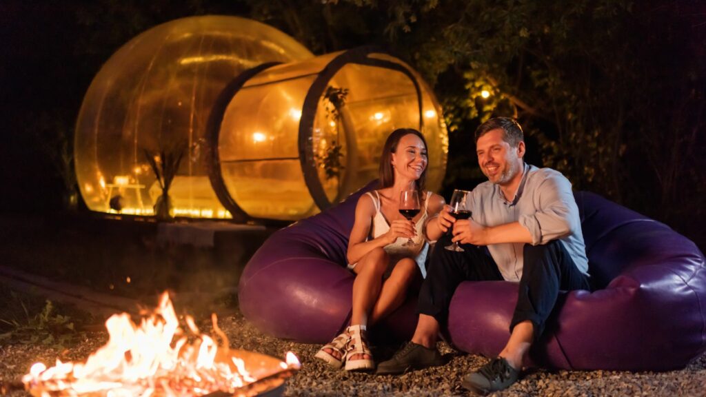 Pareja en 'glamping' / Freepik
