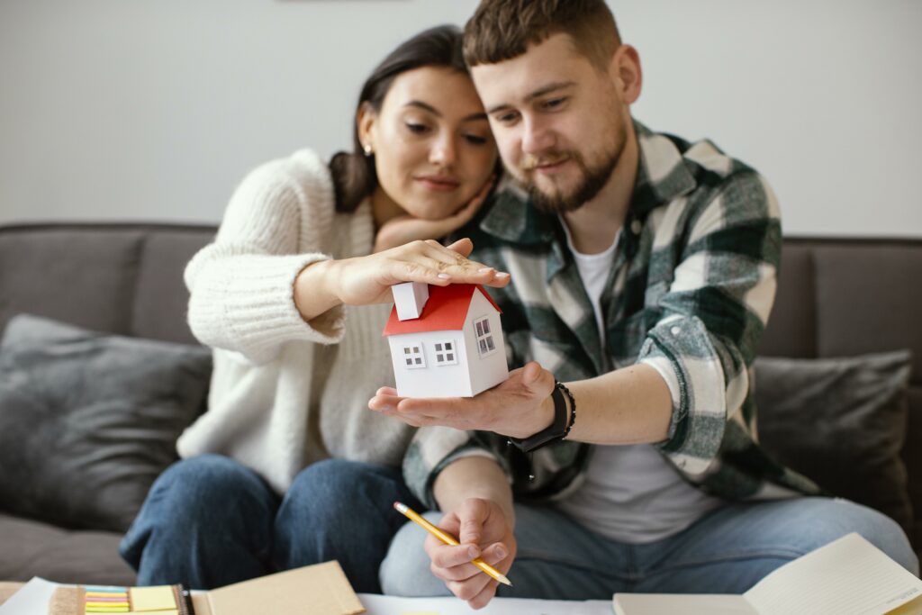 Pareja pensando en comprar casa / Freepik