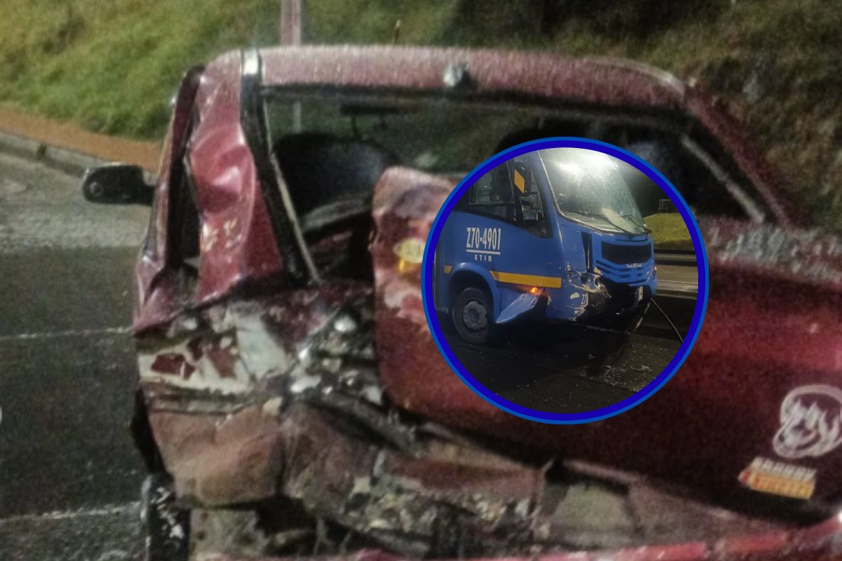 Grave accidente en Bogotá: SITP destruyó a carro rojo que quedó varado en plena loma. Por ahora se desconoce si hay personas heridas. 