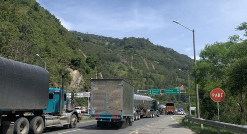 Vehículos de carga pesada no podrán circular en el día / X: @CoviandinaSAS