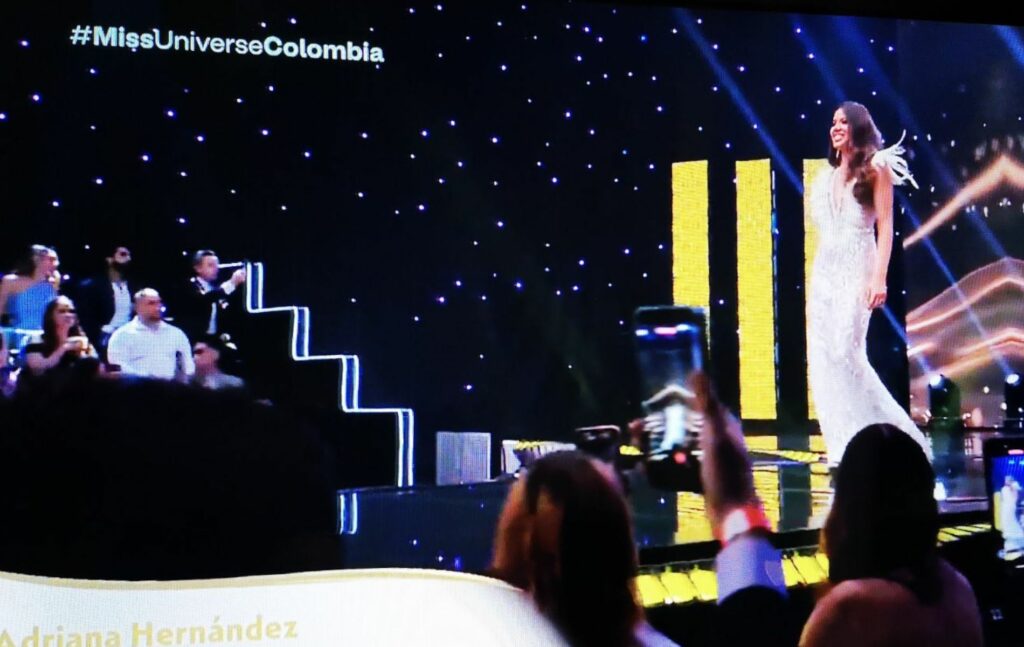 Desfile de traje de gala.