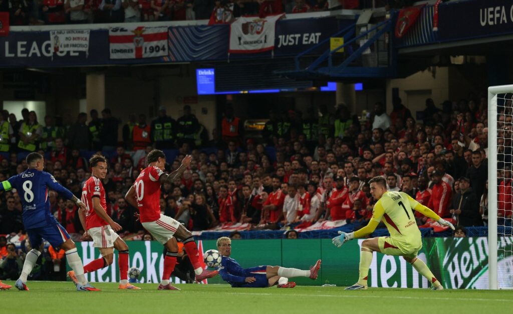 Autogol de Richard Ríos en el Chelsea vs. Benfica por Champions League / AFP