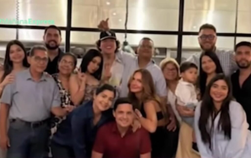 Beéle y Kimberly Reyes en el cumpleaños del cantante