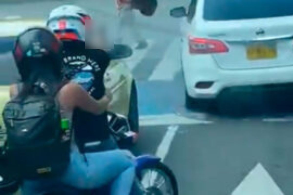 Momento en el que un ladrón en Cali dispara su arma contra un carro