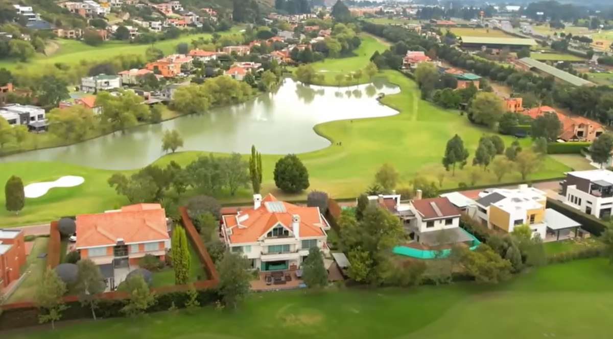 Foto de Aposentos Club House, en nota de cómo es un conjunto de casas de millonarios en Colombia, con piscina y más lujos