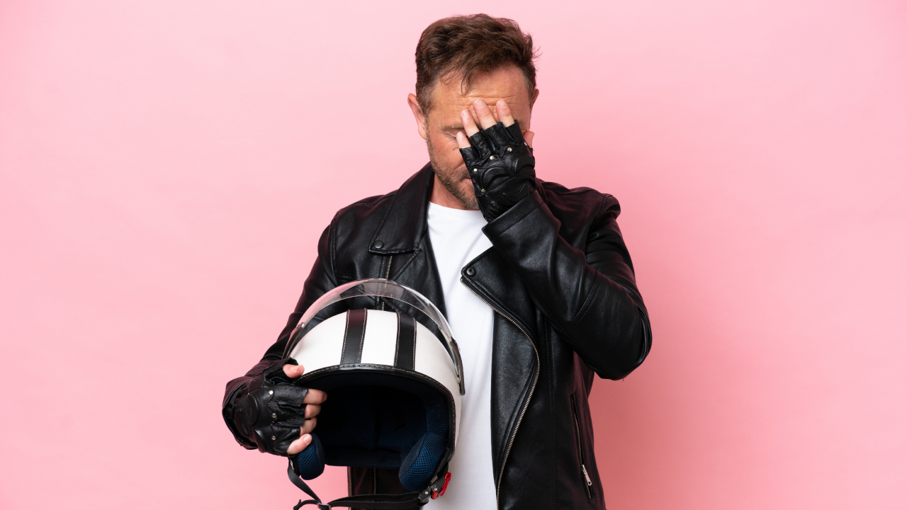 ¿Hay que cambiar el casco de moto si se cae? Recomendaciones y ley en Colombia