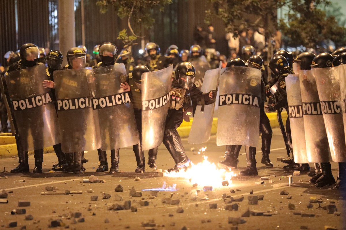 Protestas en Perú dejan un muerto y más de 100 heridos por instalación de Jerí