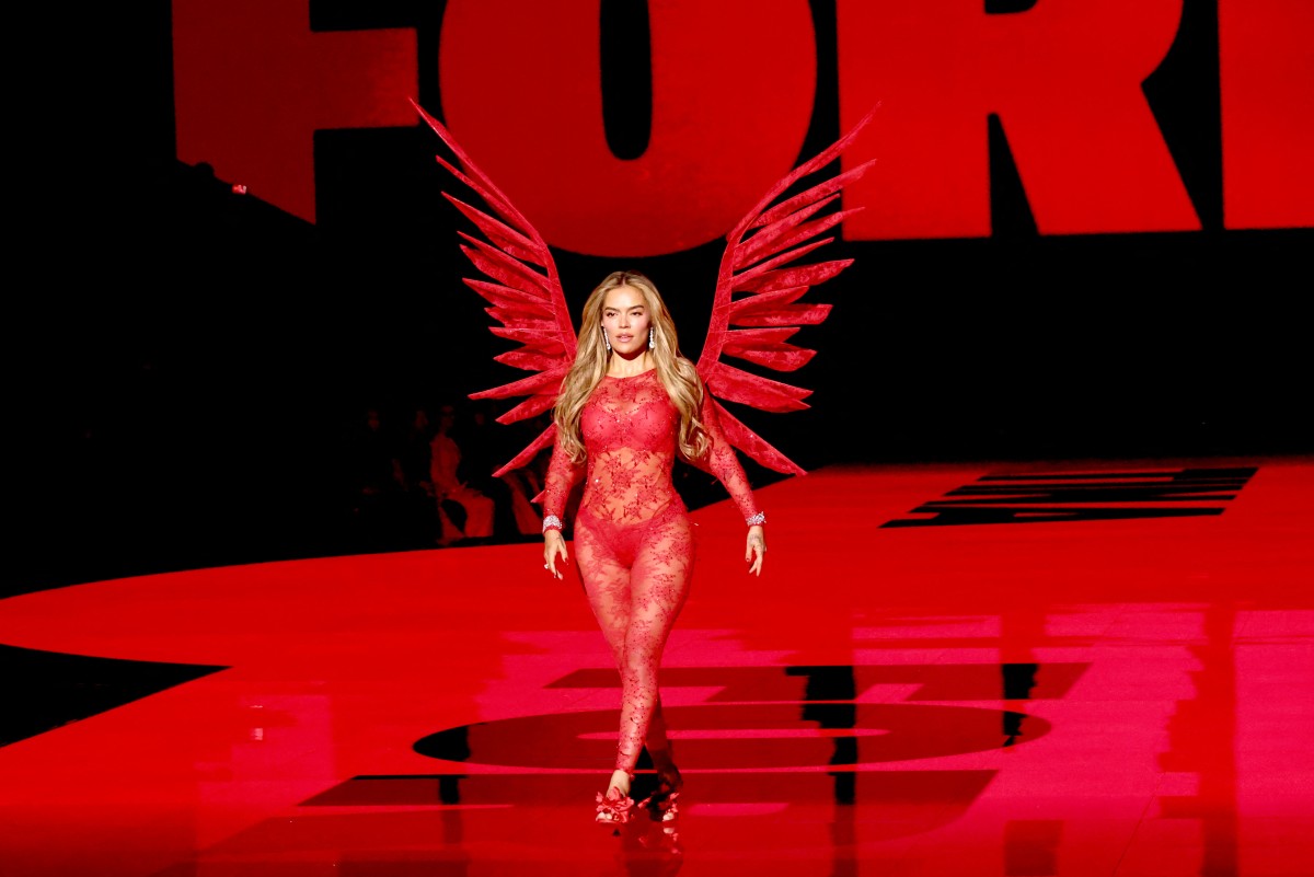 Karol G en el desfile de Victoria Secret: video de cómo fue su pasarela 