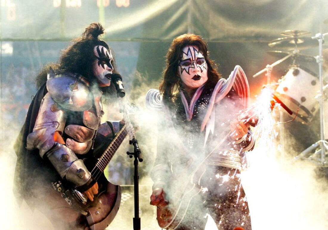 Ace Frehley y Gene Simmons durante el concierto de Kiss en el Super Bowl de 1999