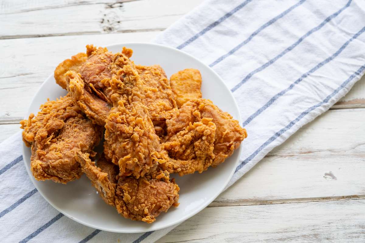 Foto de pollo frito, en nota sobre cómo es un pastel de matrimonio hecho de pollo frito, tendencia en boda es viral