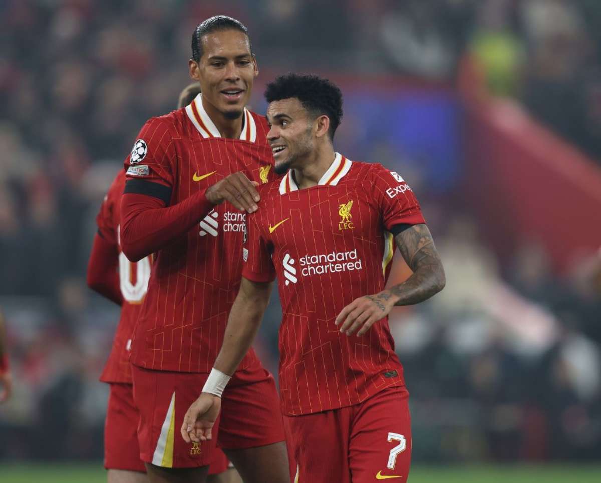 Foto de Virgil Van Dijk y Luis Díaz, en nota  de que Liverpool tras Luis Díaz llevó a Virgil Van Dijk a dura confesión sobre calidad