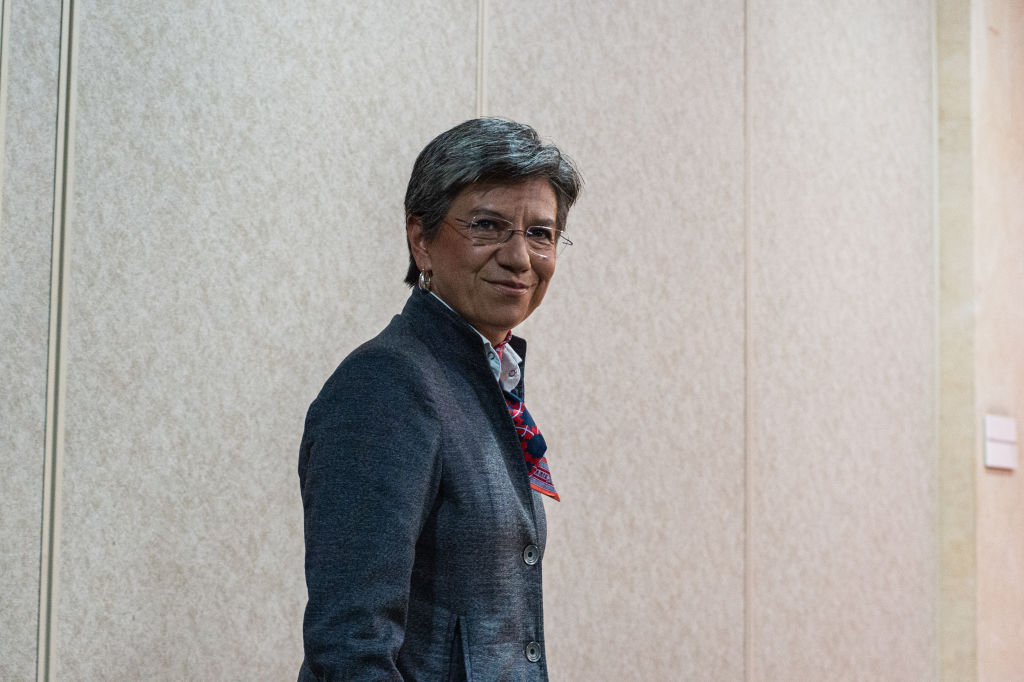 Burla a Claudia López en aeropuerto Claudia, te queremos... fuera del país