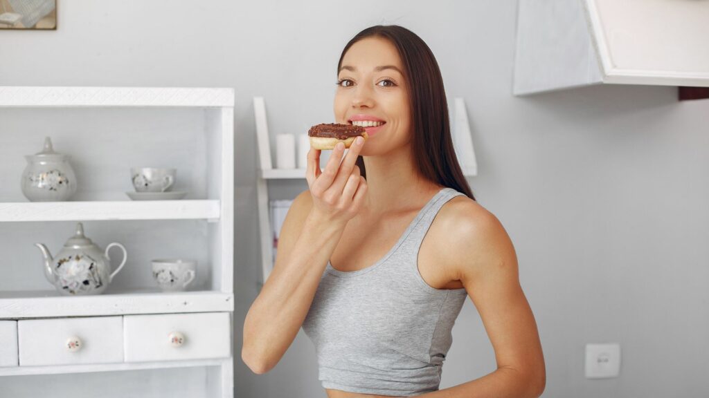 Mujer comiendo chocolate / Freepik