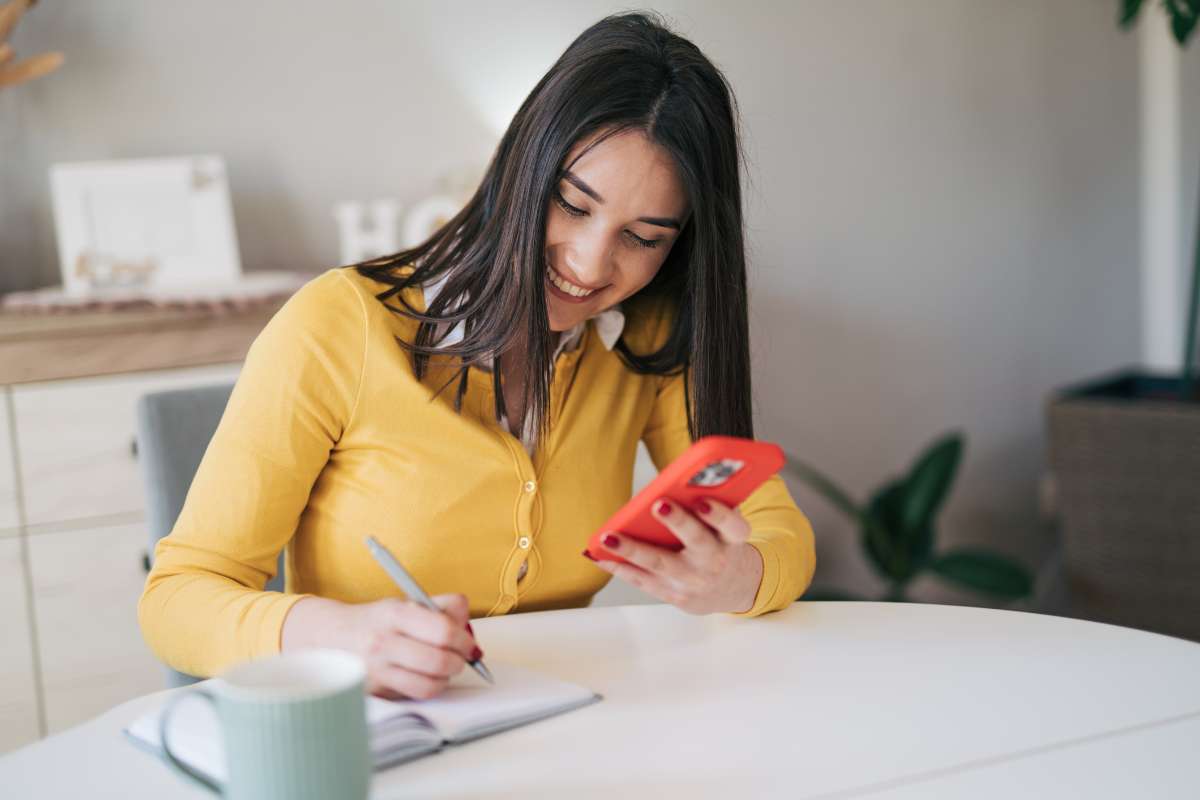 Foto de mujer con ChatGPT, en nota de cuáles son las preguntas más frecuentes que mujeres le hacen a ChatGPT y Gemini