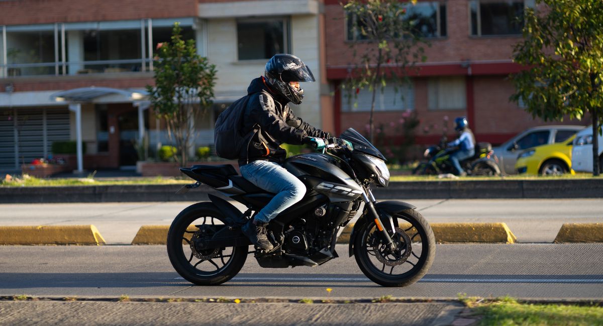Estas son las infracciones por las que pueden inmovilizar motos en Colombia y así puede sacar una motocicleta que está en los patios.