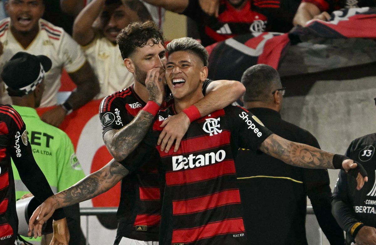 Jorge Carrascal brilló en Libertadores y marcó gol con Flamengo ante Racing scoring his team's first goal during the Copa Libertadores semifinal first leg football match between Brazil's Flamengo and Argentina's Racing at the Maracana stadium in Rio de Janeiro, Brazil on October 22, 2025. (Photo by Mauro PIMENTEL / AFP)