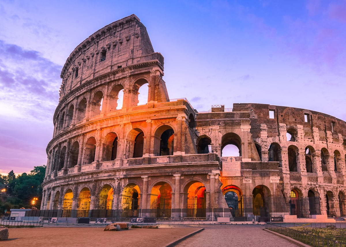 Video: rata interrumpió romántica cena de pareja frente a Coliseo de Roma