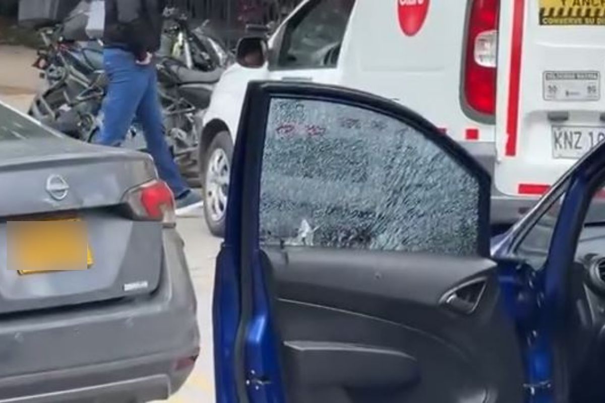 Así quedó uno de los carros afectados en el tiroteo en Mazurén (Bogotá), que dejó tres militares heridos