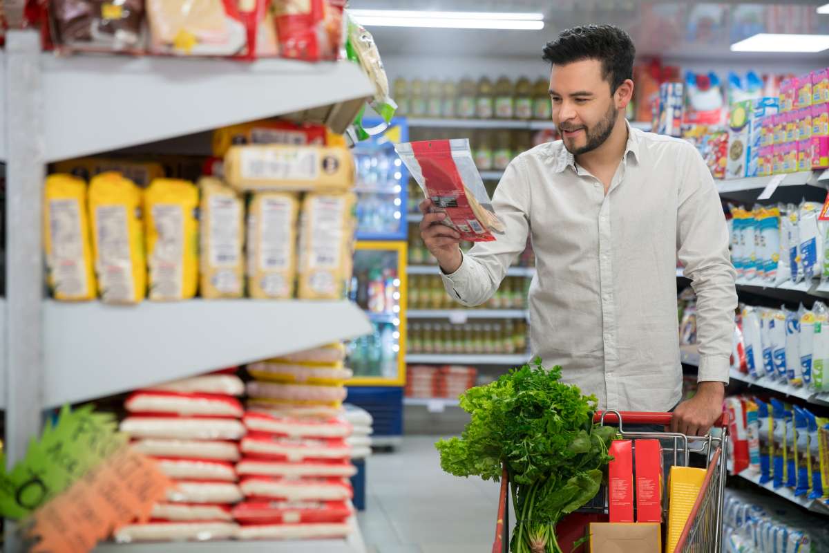 Foto de persona en supermercado, en nota de qué es neuropackaging, según experto en Colombia que revela todo sobre productos