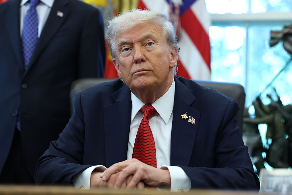 Donald Trump se reunirá con Lula da Silva de Brasil, y para mejorar relacionesspeaks in the Oval Office at the White House on October 06, 2025 in Washington, DC. Trump and other cabinet secretaries spoke on an executive order that will increase the development and production of Alaska's natural resources.  (Photo by Anna Moneymaker/Getty Images)