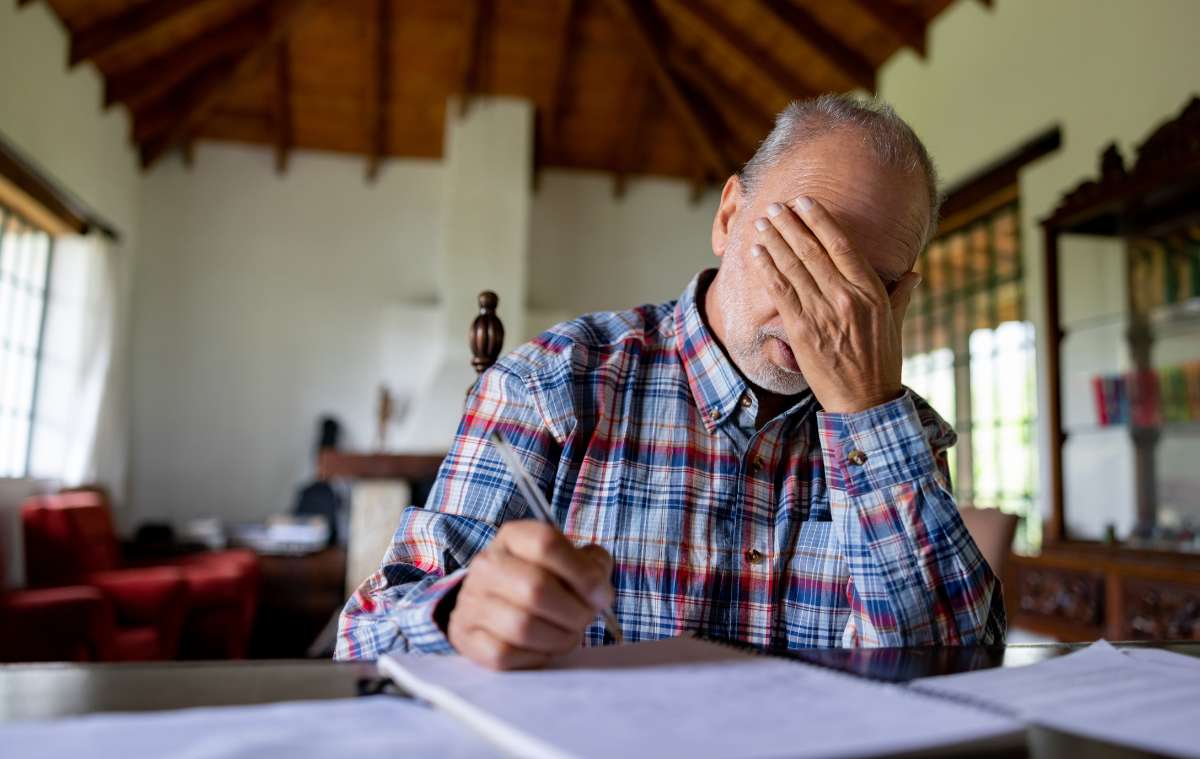 Foto hombre preocupado, en nota de por qué cambio en pensiones en Colombia en edad es urgente, según Banco Mundial