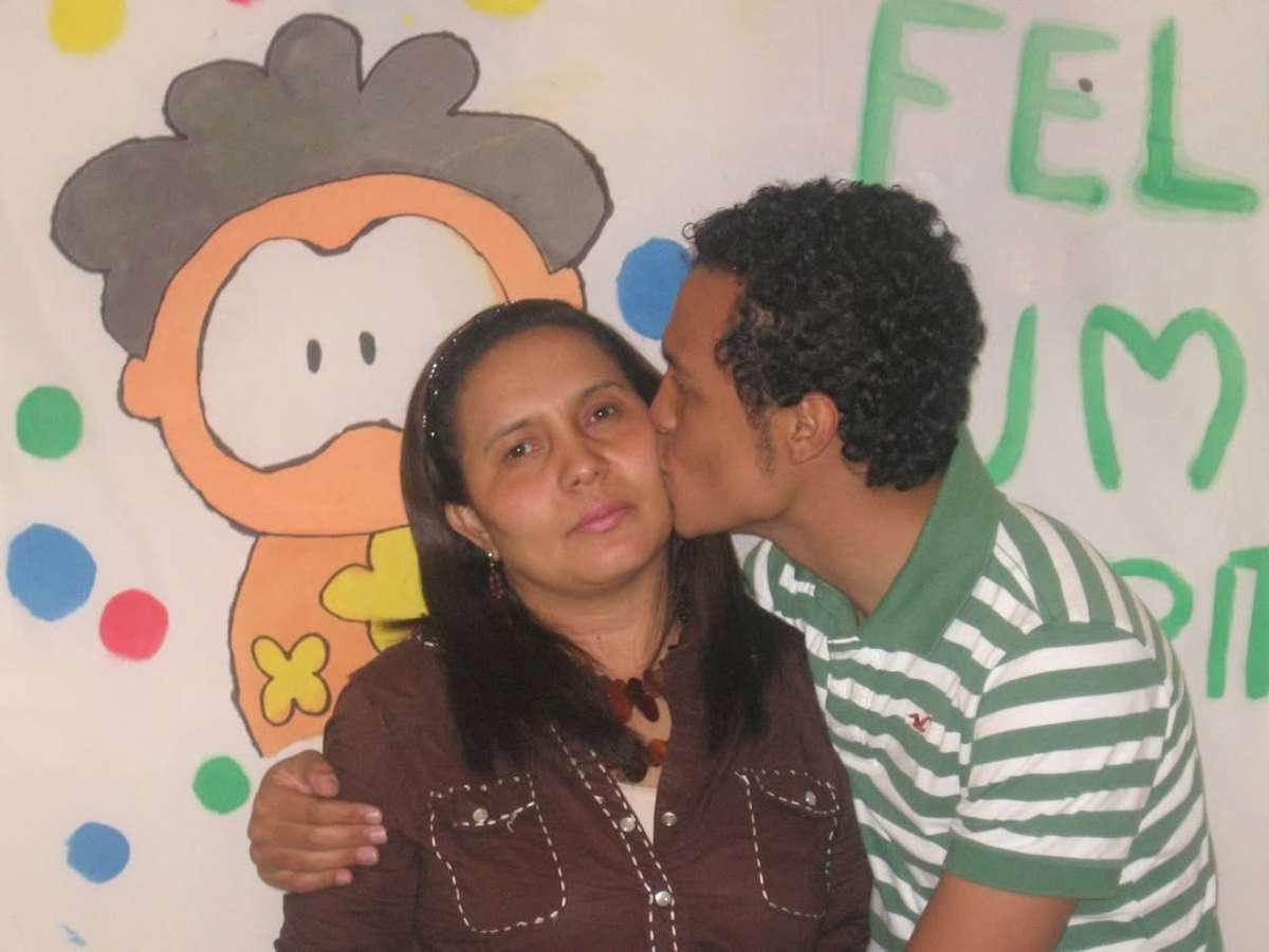 Foto de Oneida Escobar y Luis Andrés Colmenares, en nota de cómo fue proceso de mamá de Colmenares tras muerte de hijo y detalle conmovedor