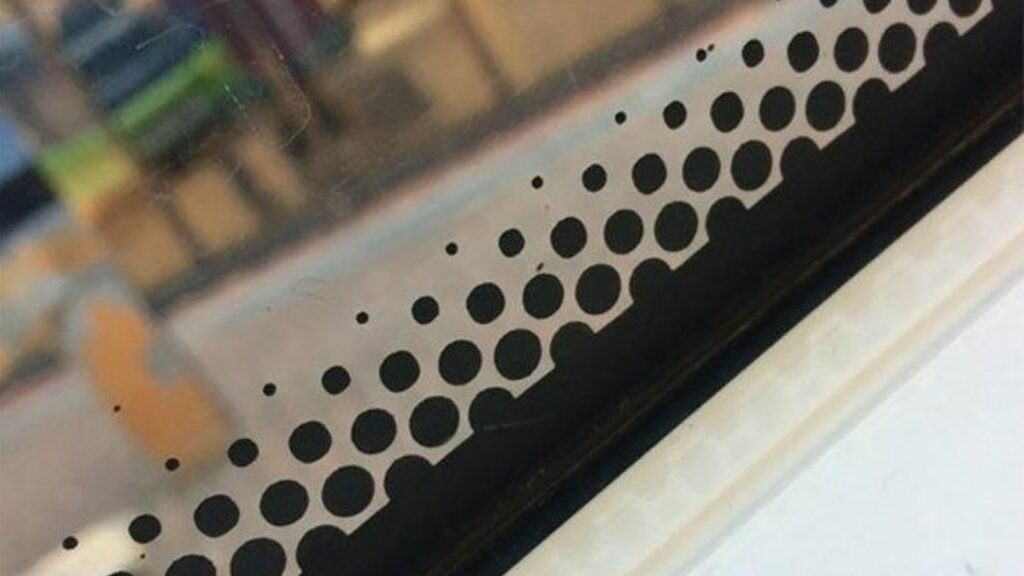 Puntos negros en la ventana del bus / Captura de pantalla NeoTeo