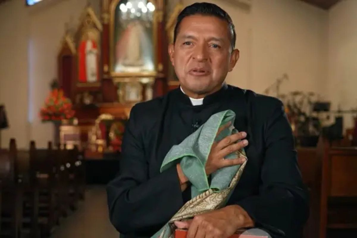 Le dispararon a carro en el que iba padre 'Chucho' en Ecuador y vivió susto: "Lo peor de mi vida". Increíblemente ninguna bala lo alcanzó.