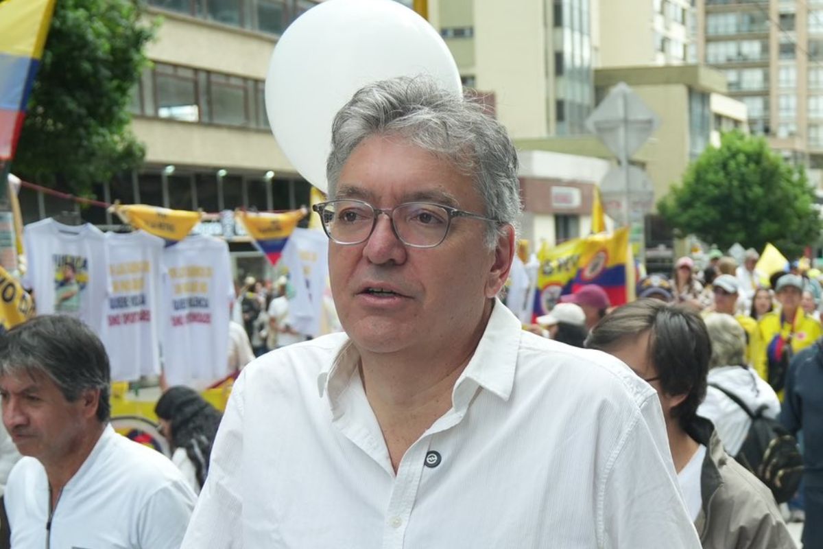 Le caen a Cárdenas por ofrecer 400.000 casas sin cuota inicial; incurriría en delito electoral por una posible compra de votos.