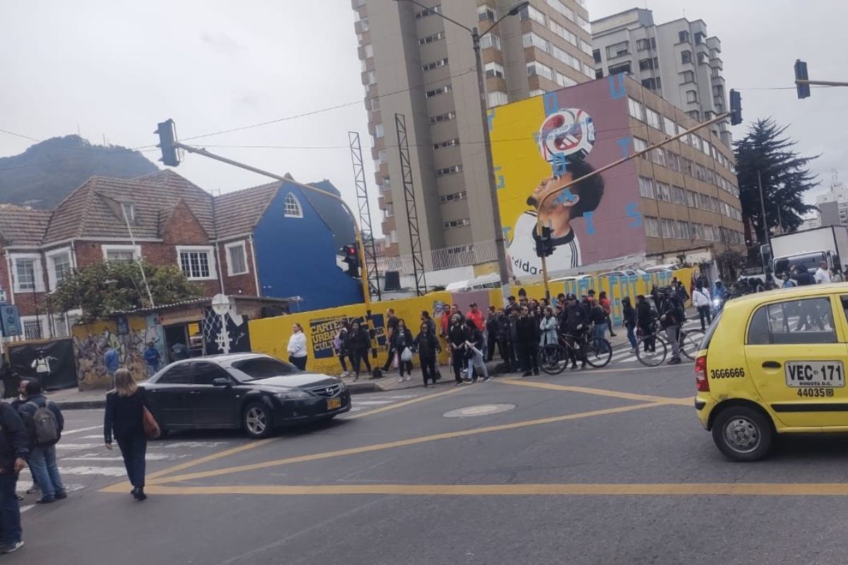 Trancón en Bogotá por manifestaciones: estuvo cerrada la carrera Séptima
