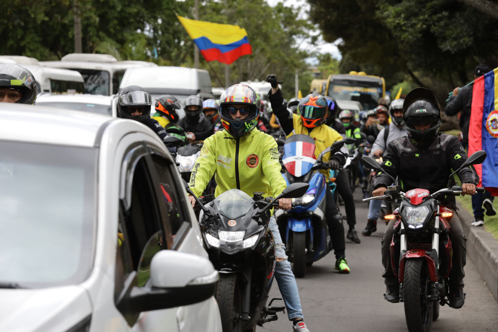 Moteros alistan bloqueos y plan tortuga en Bogotá por restricción de parrillero