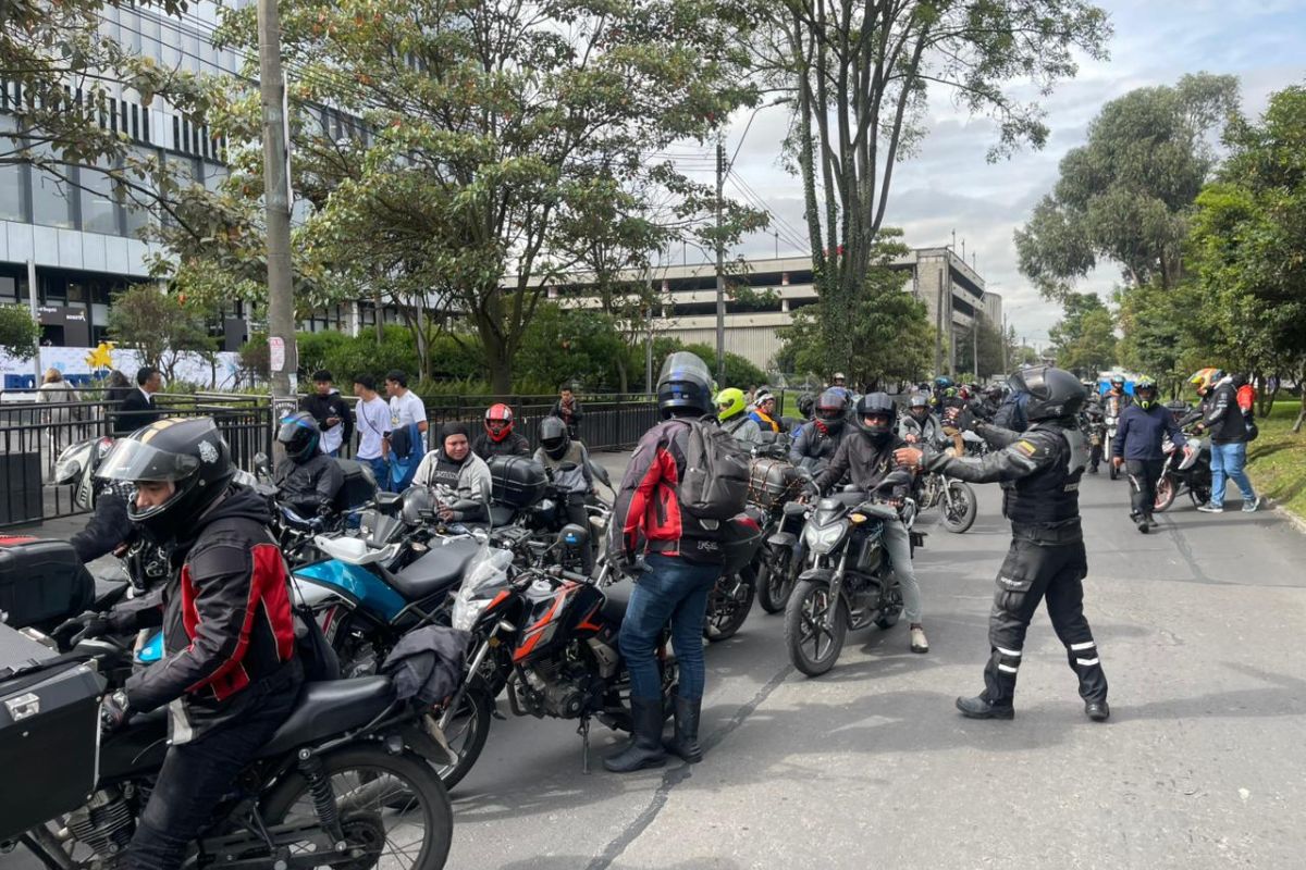 Videos muestran caos que armaron motociclistas en Bogotá: hacen plan tortuga y trancaron la ciudad. Transmilenio está afectado. 