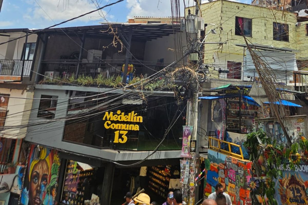 Giro en caso de mujer asesinada por expareja en la comuna 13: habrían encontrado muerto al hombre en zona boscosa. 