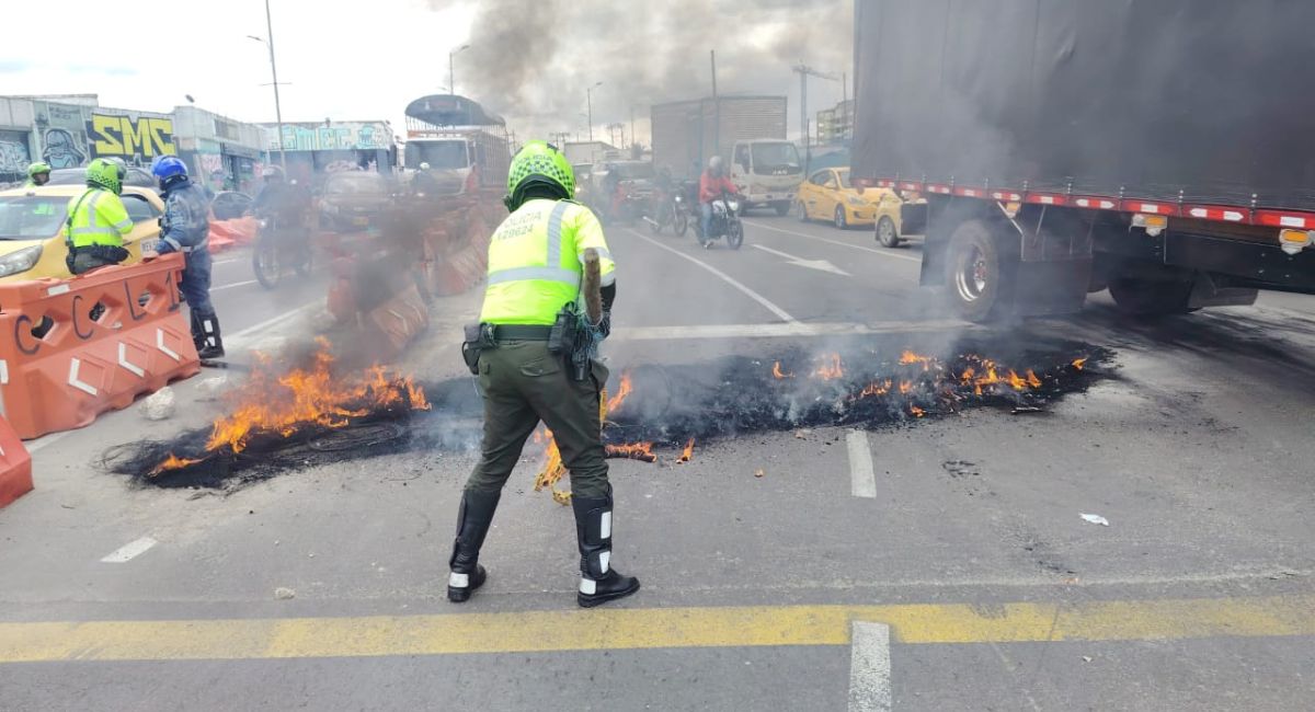 Motociclistas queman llantas en la avenida Las Américas, en el occidente de Bogotá por la restricción de parrillero para el fin de semana de Halloween.