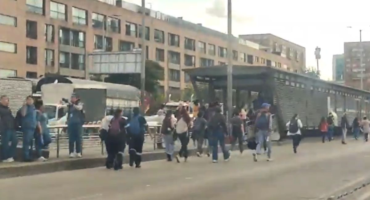 Protestas de motociclistas en Bogotá hoy: personas tuvieron que caminar por la NQS por cierre de Transmilenio este 30 de octubre.