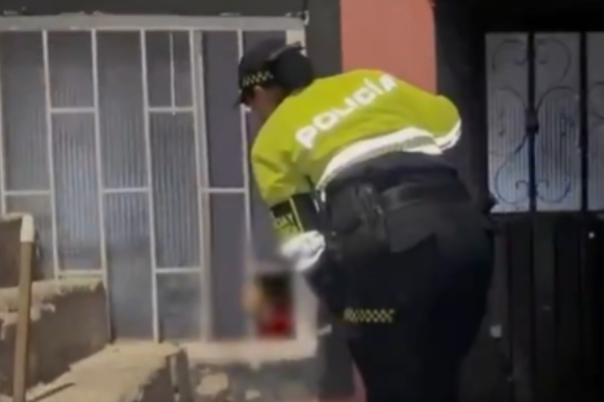 Dramático rescate de 2 niños en una casa en Bogotá: los dejaron solos, encerrados y estaban llorando. Los vecinos dieron aviso. 