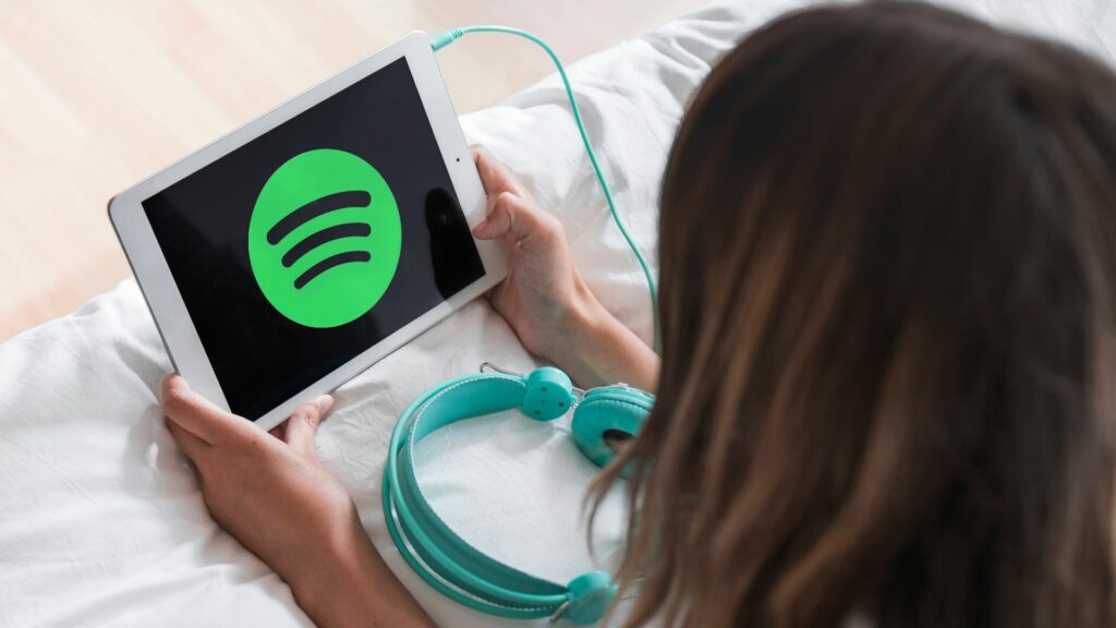 Mujer usando Spotify / Freepik