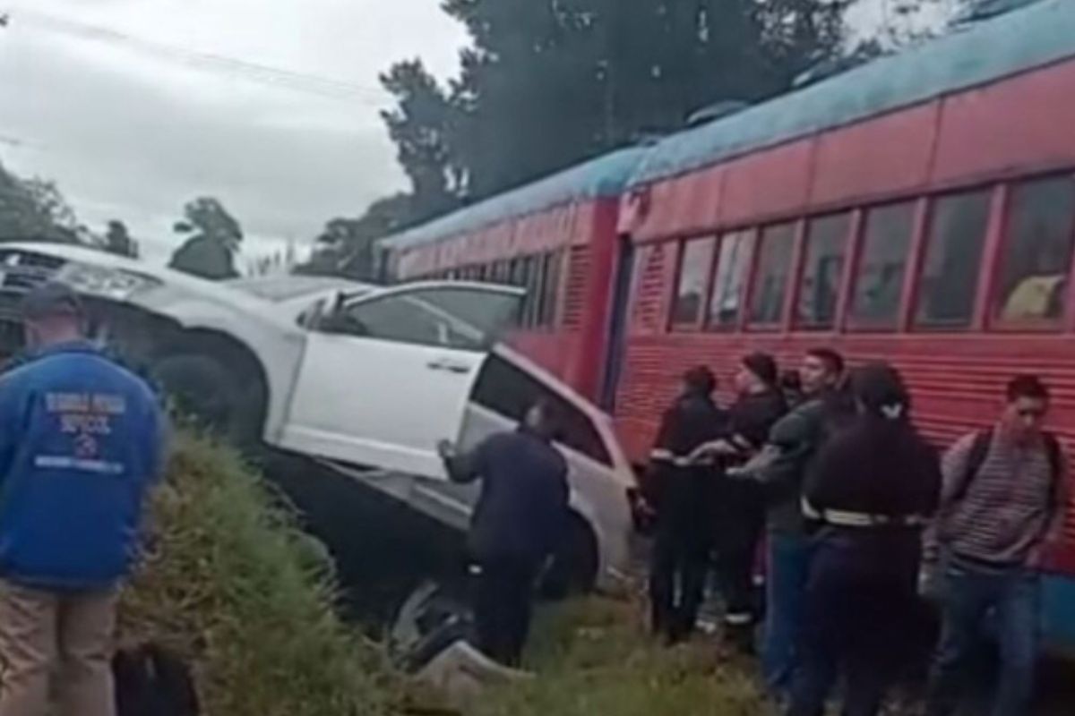 Aparece video del momento exacto en que tren de la Sabana embiste a lujosa camioneta en Chía, que estaba mal parqueada. 