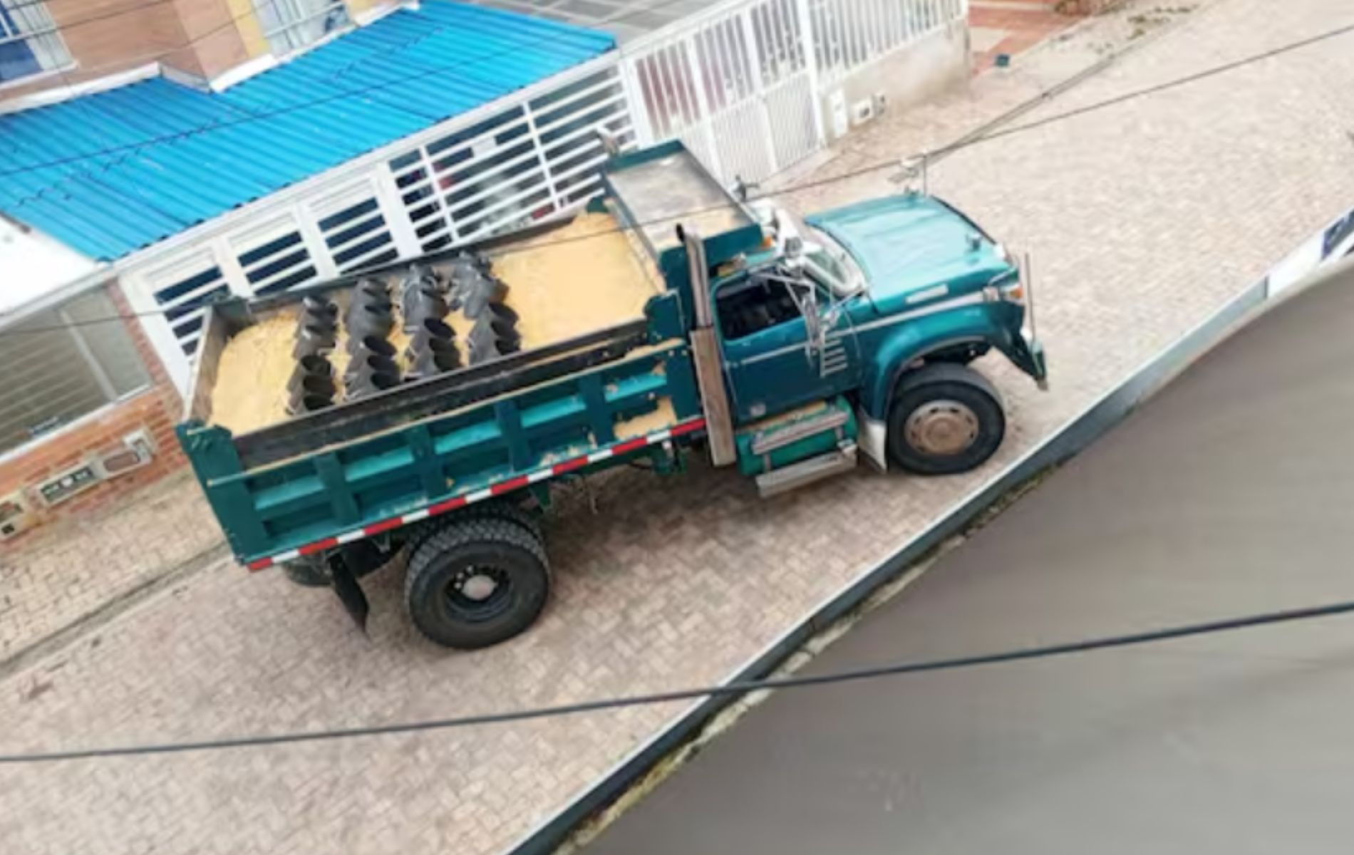 Video del momento en el que dejan la volqueta con explosivos en Tunja