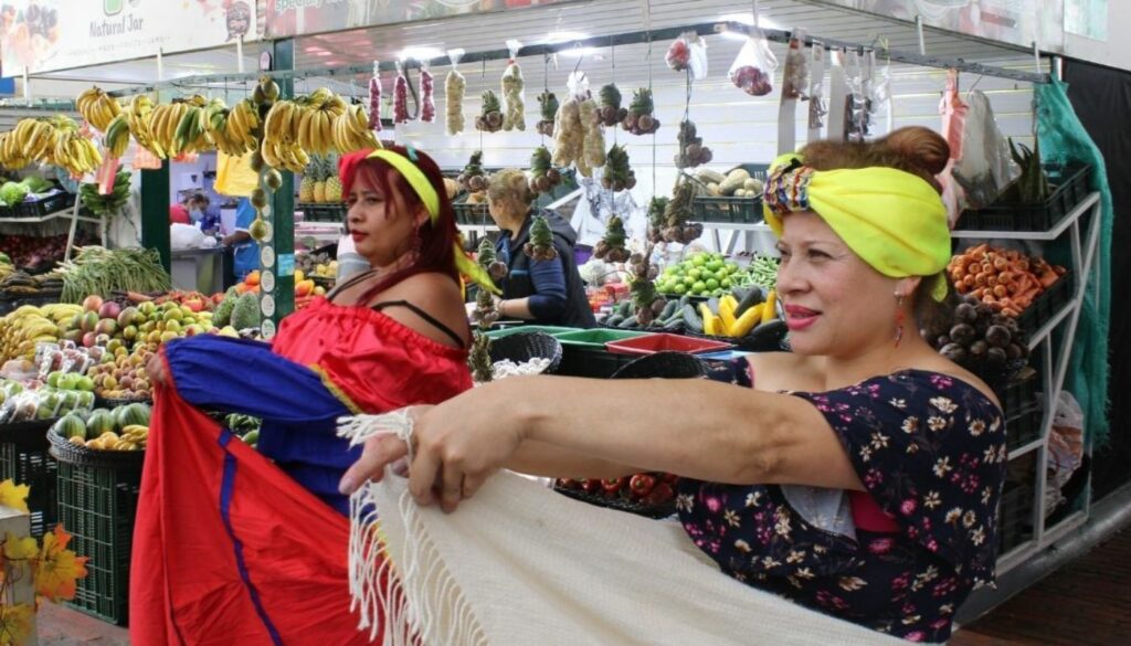 Bailarinas del Festival Sabor y Alma Cruceña / Cortesía