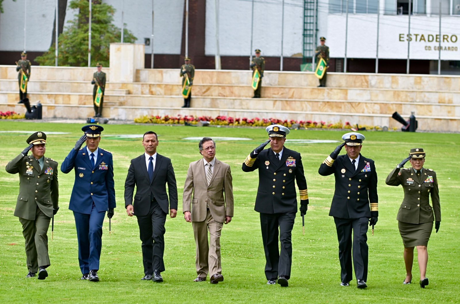 Ministro de Defensa y Gustavo Petro