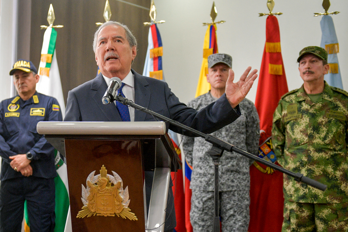 Exministro que renunció en 2019 por bombardeos se refirió a los niños muertos en Guaviare bajo la orden del presidente Petro. 