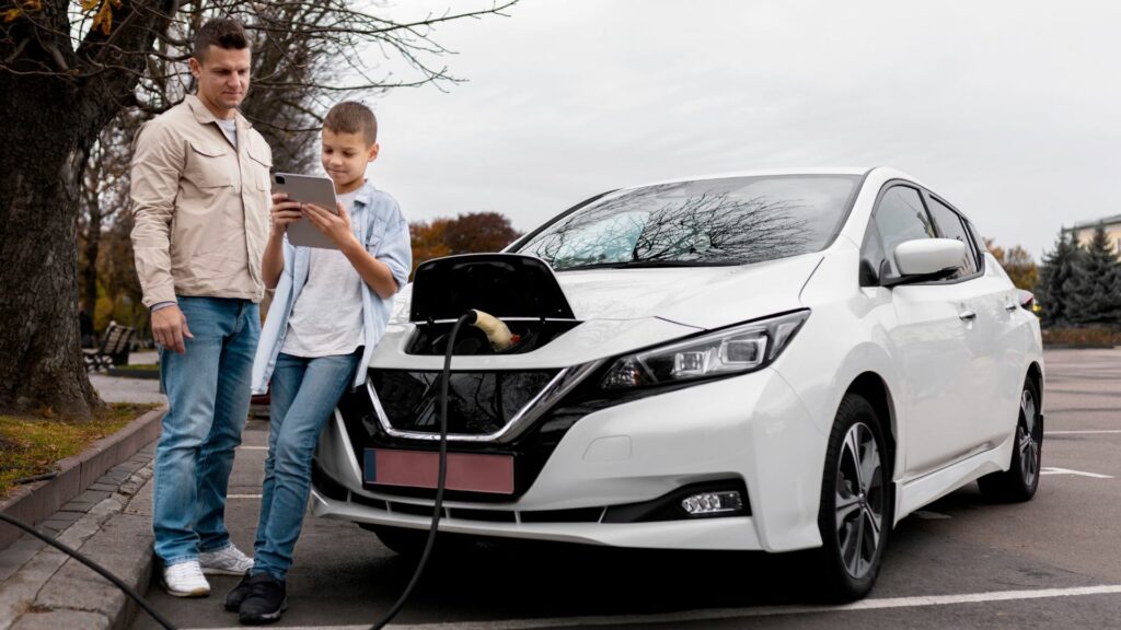 Papá e hijo con carro eléctrico / Freepik