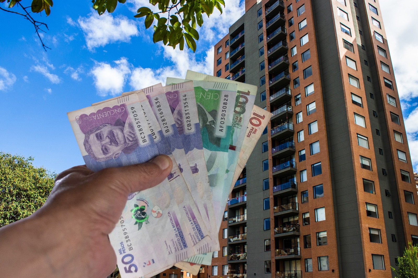 Foto de dinero y vivienda, en nota de por qué es buen momento para comprar vivienda nueva en Colombia, según tasas hoy