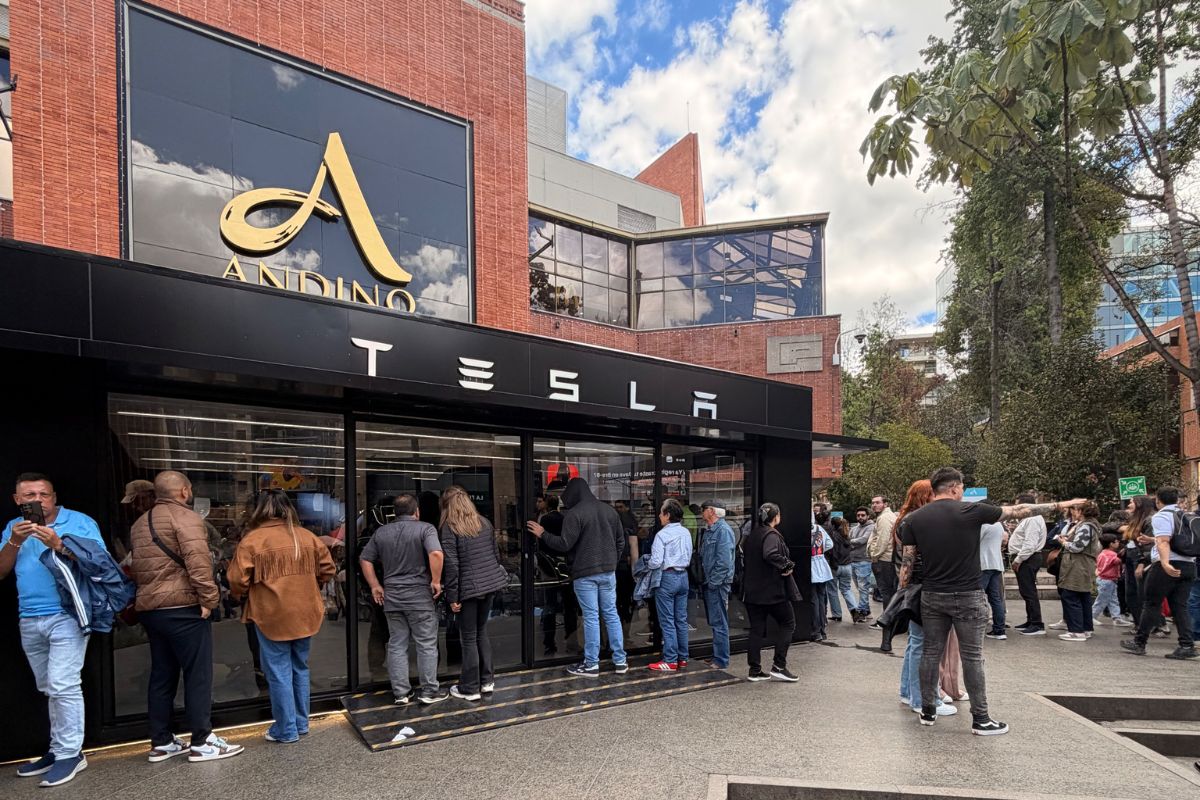 Cientos de personas estuvieron afuera del Andino para ver estos vehículos.