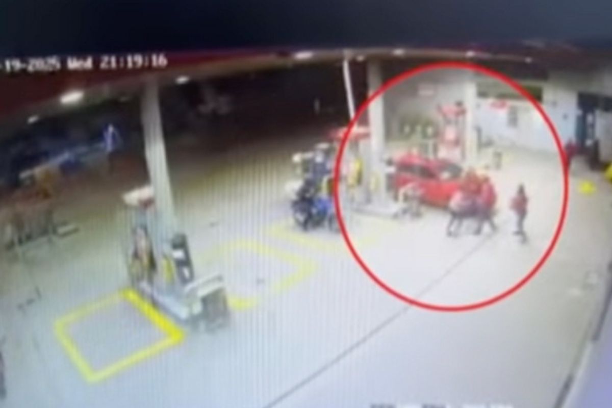 [Video) Conductor en Bogotá atropelló a trabajador de bomba porque no le llenó gasolina en un tarro. La víctima sufrió una fractura. 