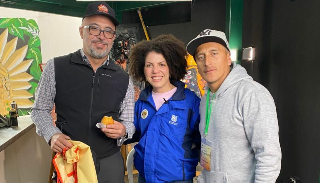 A la izquierda, Santiago Trujillo, secretario de Cultura; en el medio, María Andrea Solano, subdirectora de emprendimientos del IPES; y a la derecha, Elbert Castillo, líder de la comunidad / Cortesía